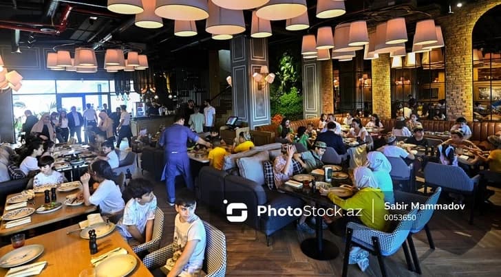 Bakı restoranlarında adambaşına 100 manatadək depozit: qanunidirmi?