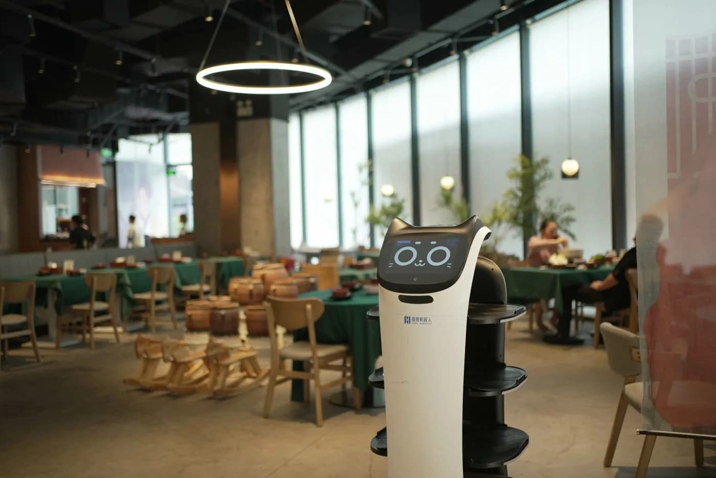 Çin robotları Yaponiya otel və restoranlarında xidmət göstərir